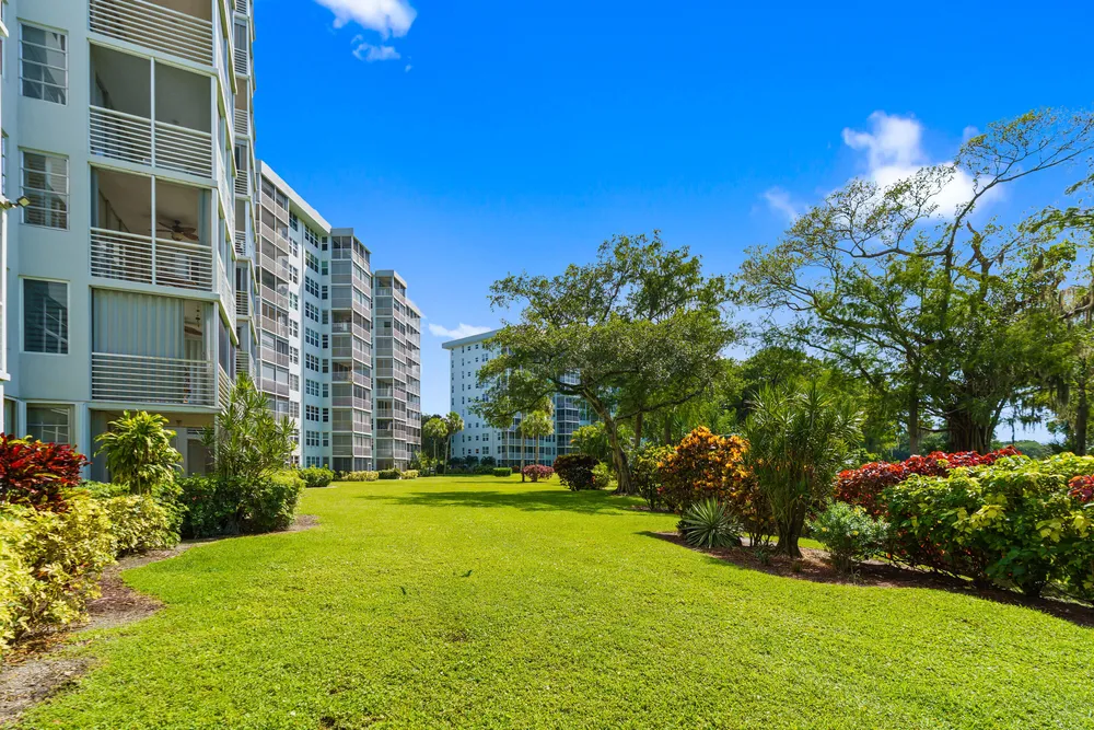 625 Oaks Dr, Pompano Beach, FL 33069