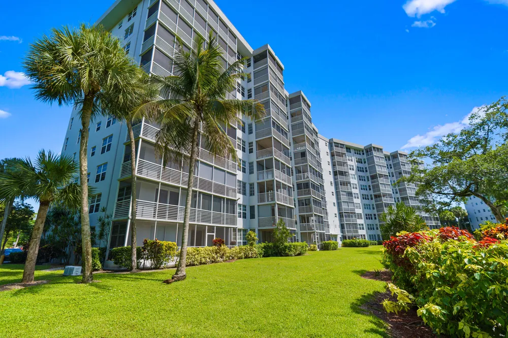 625 Oaks Dr, Pompano Beach, FL 33069