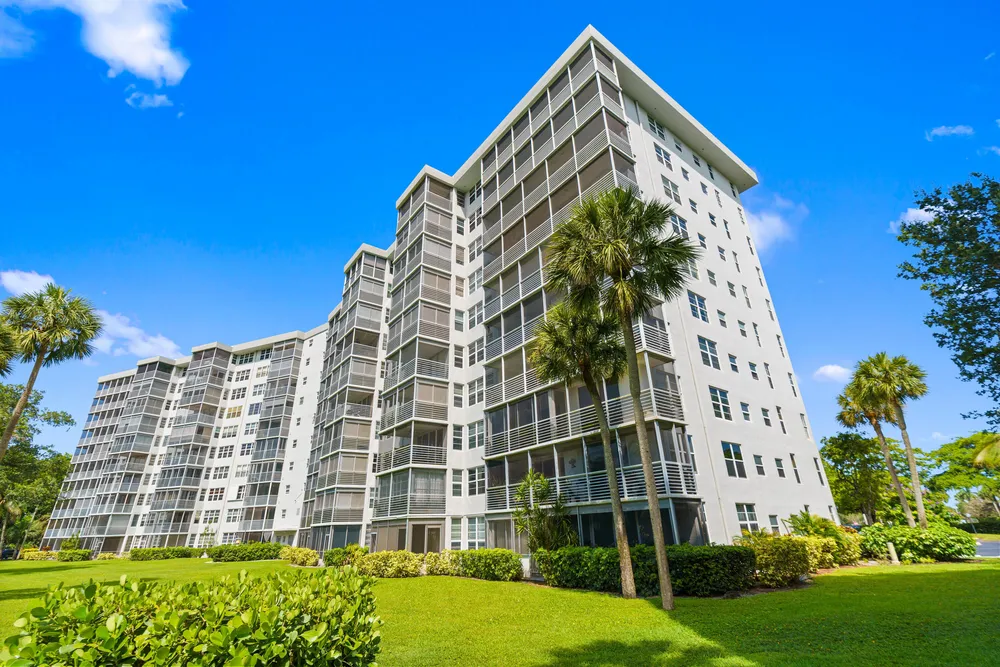 625 Oaks Dr, Pompano Beach, FL 33069