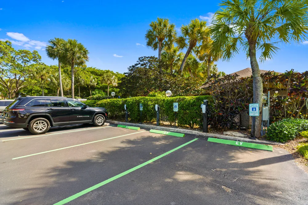 625 Oaks Dr, Pompano Beach, FL 33069