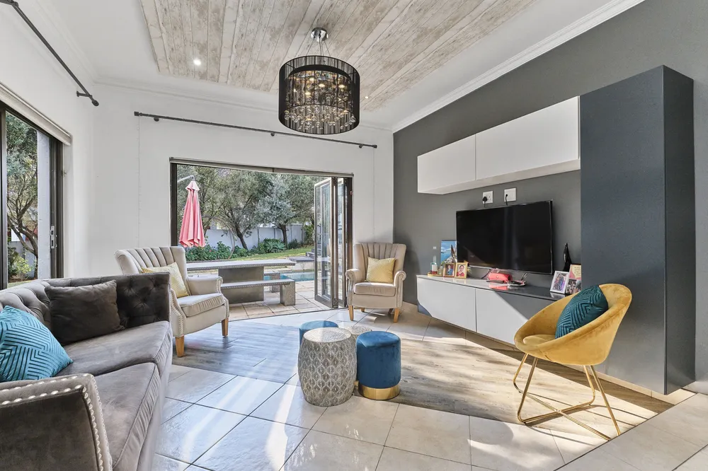 South Africa, Gauteng, Eagle Canyon Golf Estate, Forrest Oaks Avenue, 1116