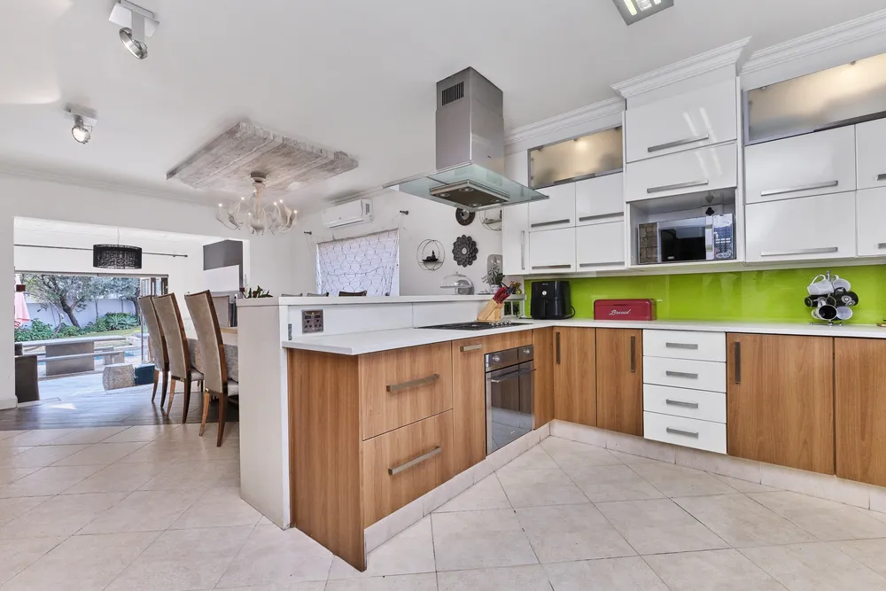 South Africa, Gauteng, Eagle Canyon Golf Estate, Forrest Oaks Avenue, 1116