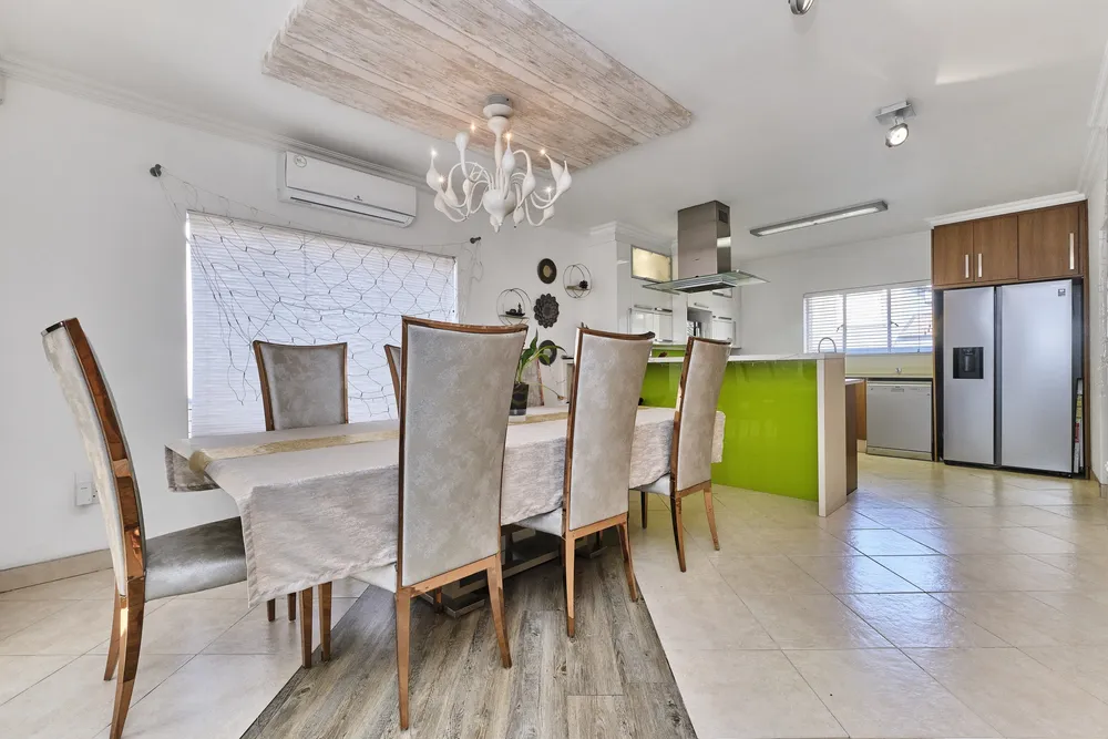 South Africa, Gauteng, Eagle Canyon Golf Estate, Forrest Oaks Avenue, 1116