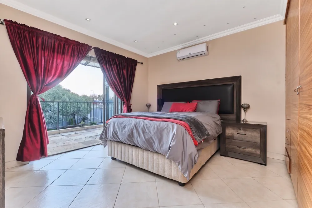 South Africa, Gauteng, Eagle Canyon Golf Estate, Forrest Oaks Avenue, 1116