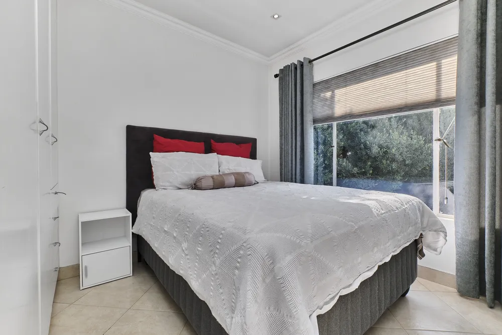 South Africa, Gauteng, Eagle Canyon Golf Estate, Forrest Oaks Avenue, 1116