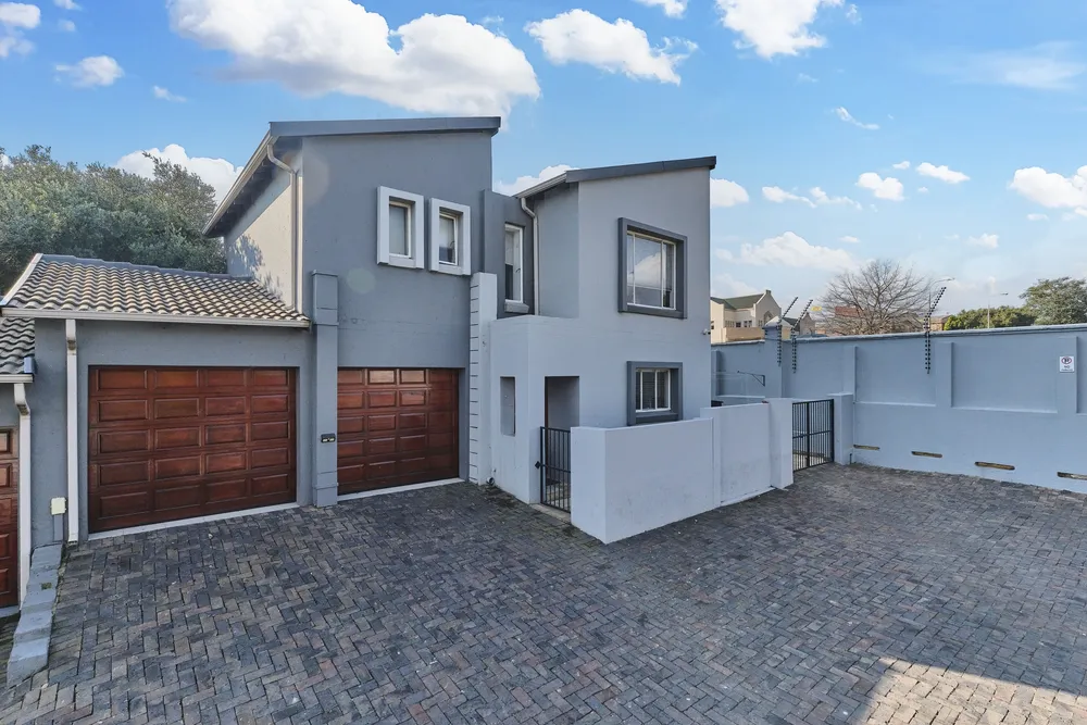 South Africa, Gauteng, Eagle Canyon Golf Estate, Forrest Oaks Avenue, 1116