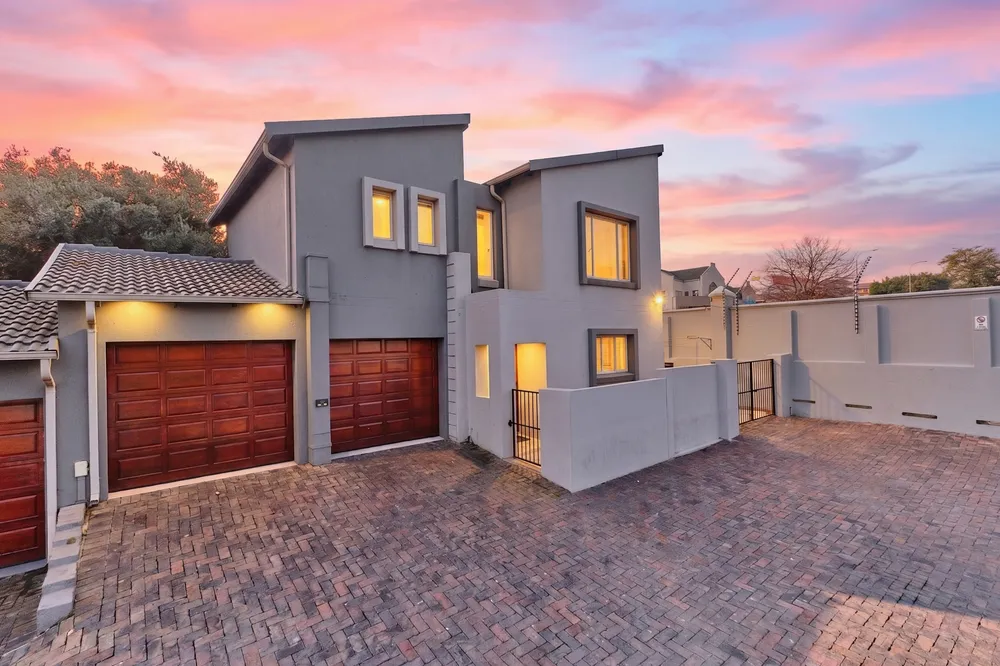 South Africa, Gauteng, Eagle Canyon Golf Estate, Forrest Oaks Avenue, 1116