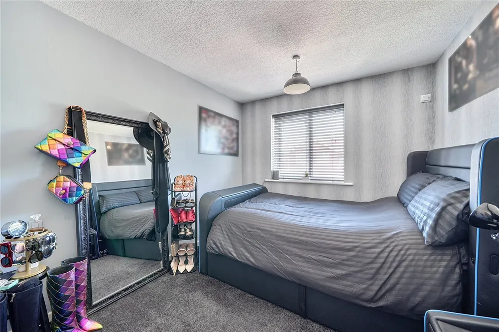 Property carousel item 6