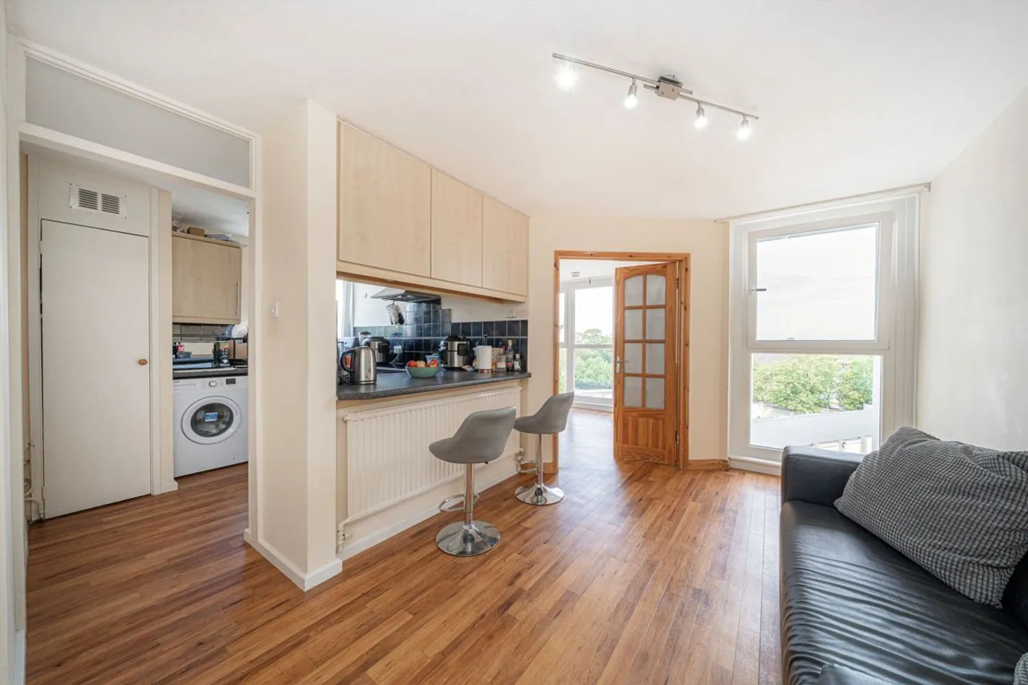 Manor Court, Weybridge, KT13 photo 2