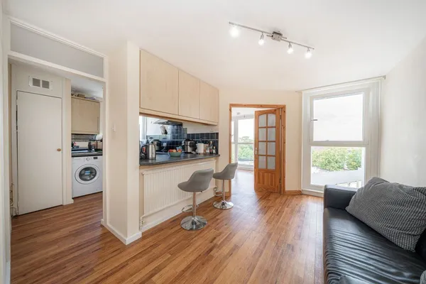 Manor Court, Weybridge, KT13 photo 2