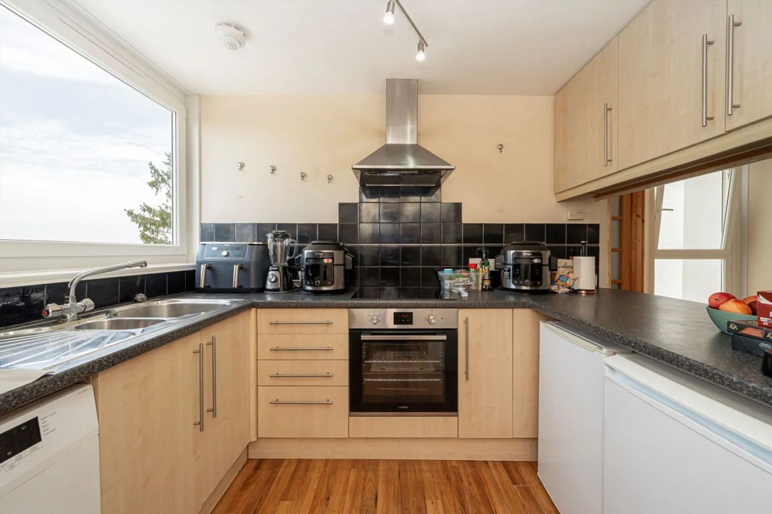 Manor Court, Weybridge, KT13 photo 3