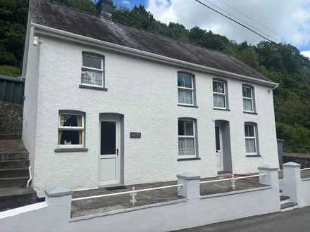 Cwrtnewydd, Llanybydder, SA40