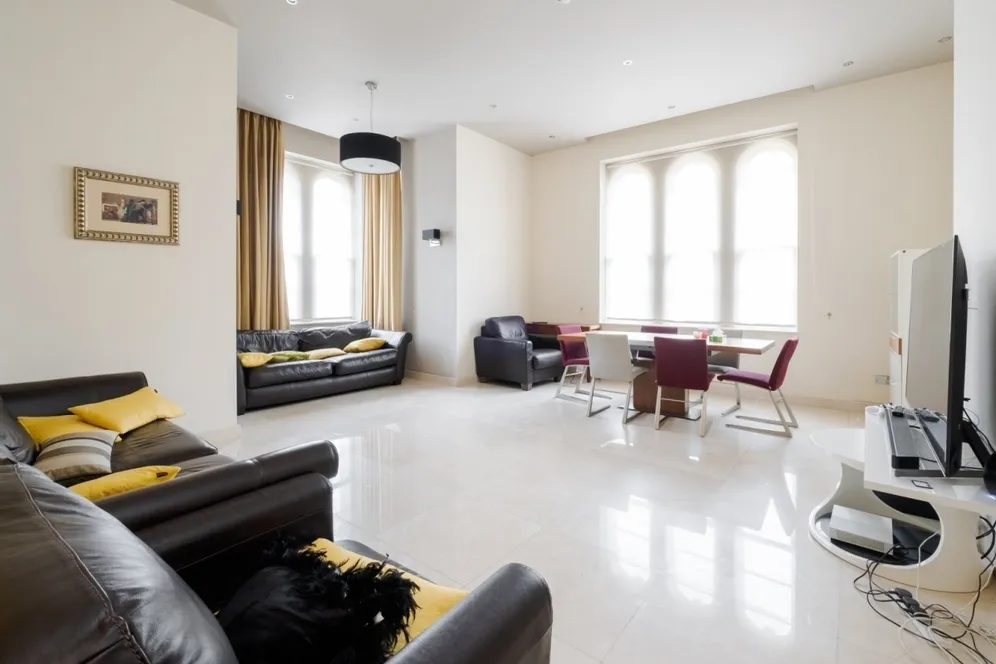 Royal Manor Drive London N11 photo 2