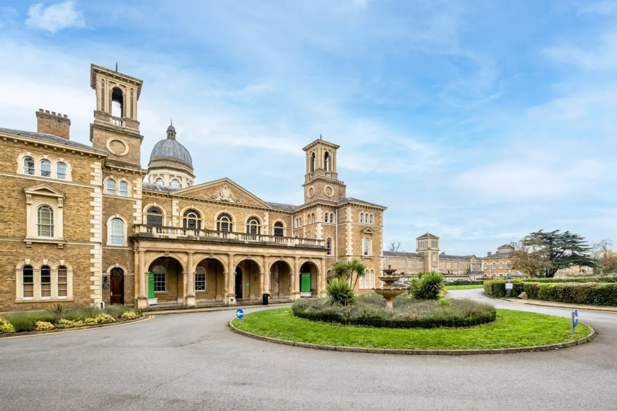 Royal Manor Drive London N11 photo 10