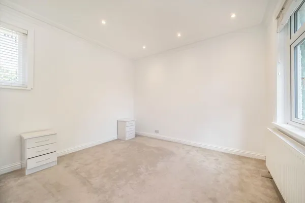 Holm Close, Addlestone, KT15 photo 3