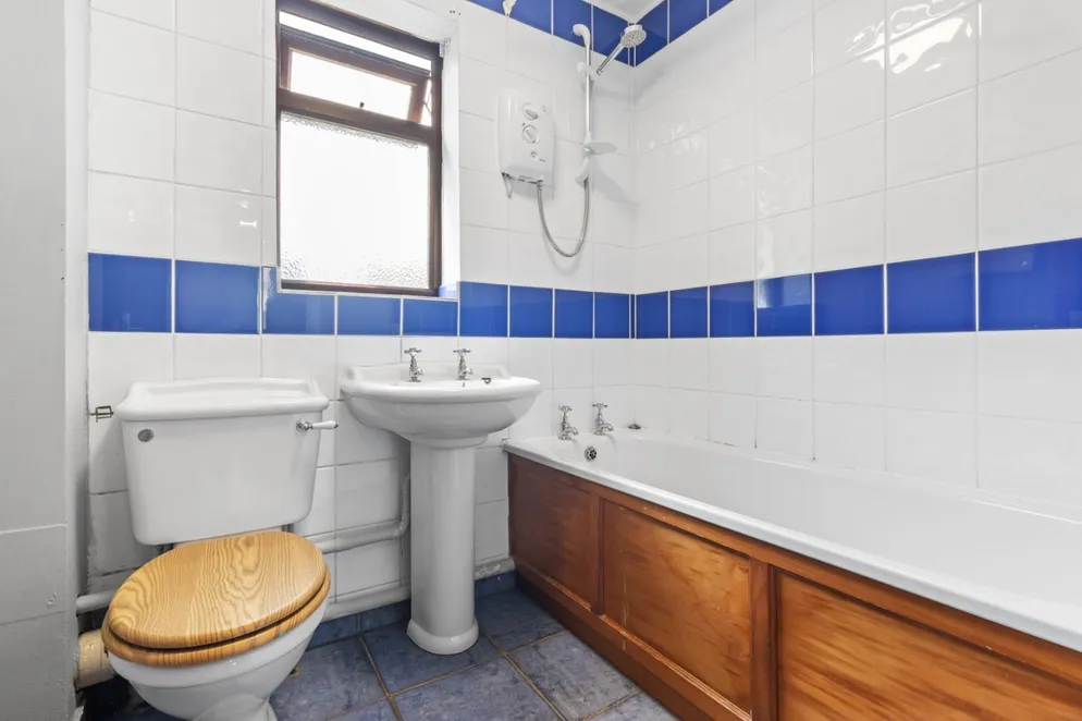 Property carousel item 6