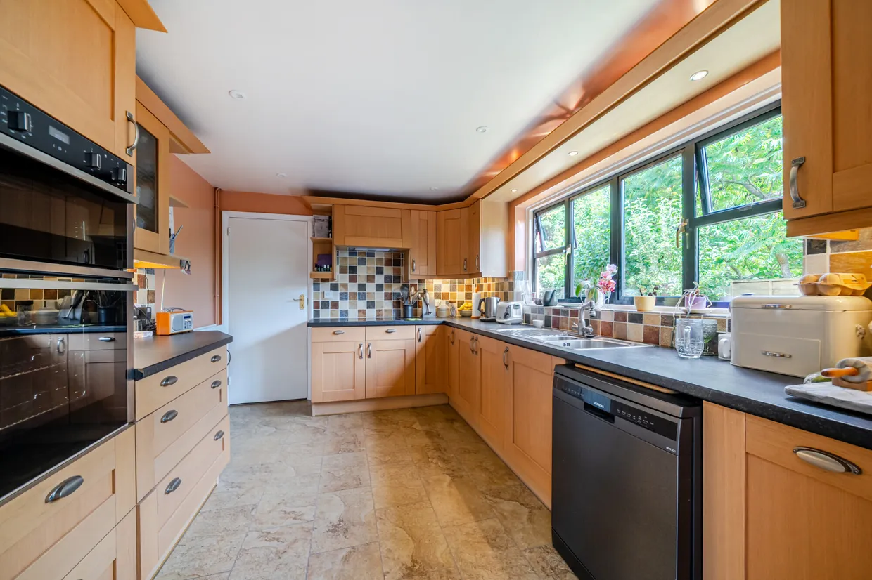 Courts Hill Road, Haslemere, GU27 photo 6