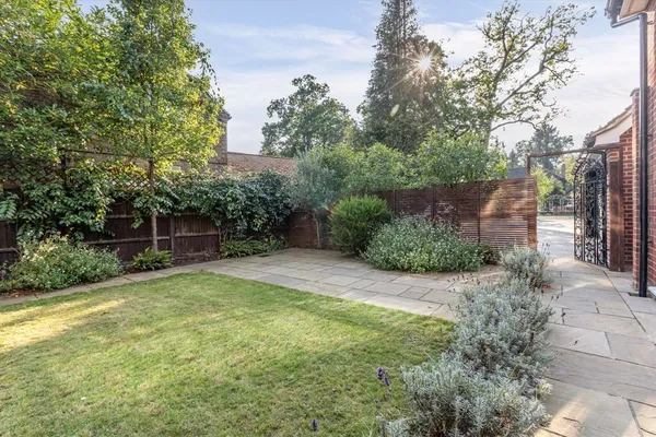 Dartnell Park Road, West Byfleet, KT14 photo 18