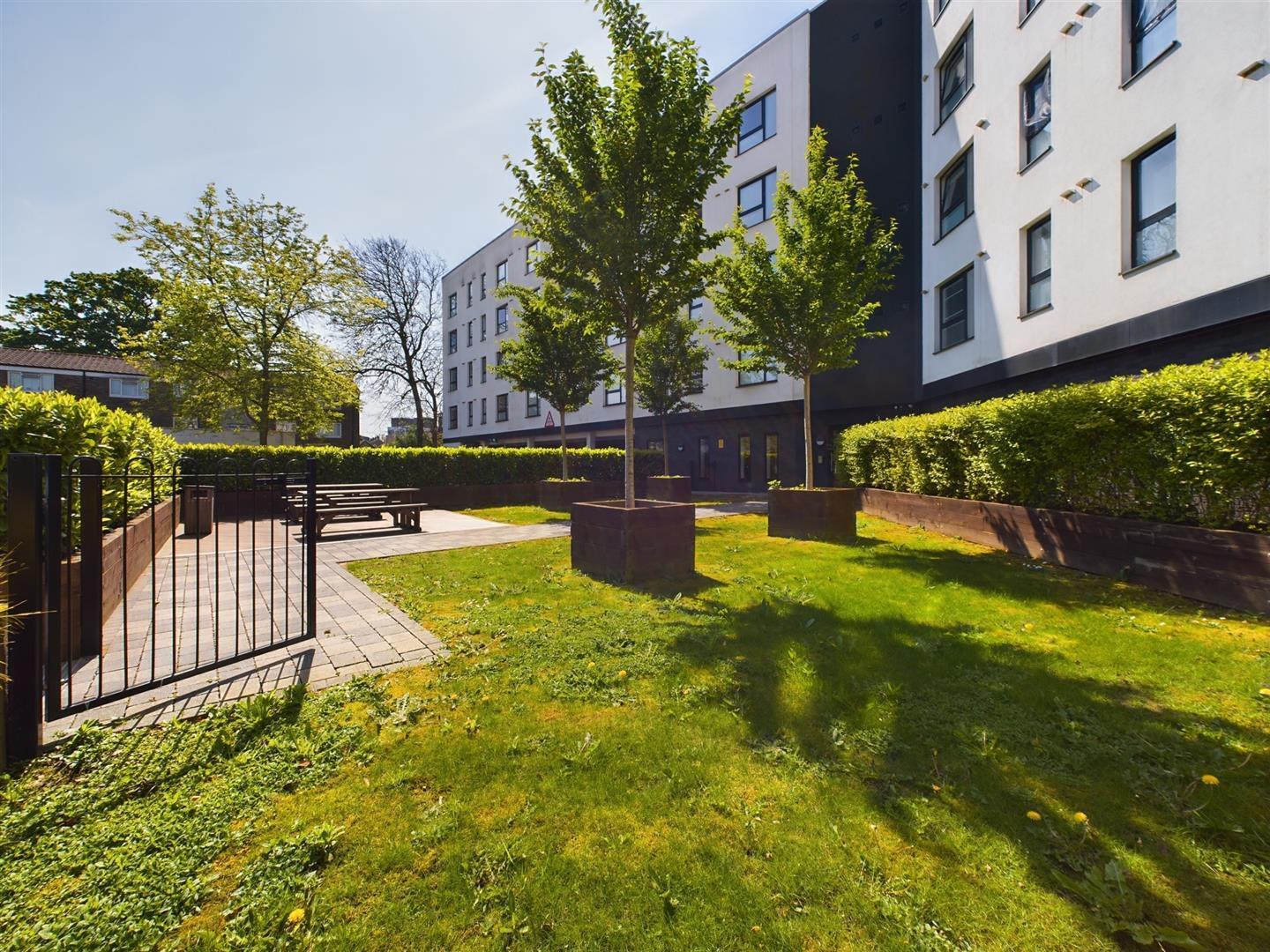 London Road, Crawley Image 11