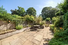 Field Place, Liphook, GU30 photo 2
