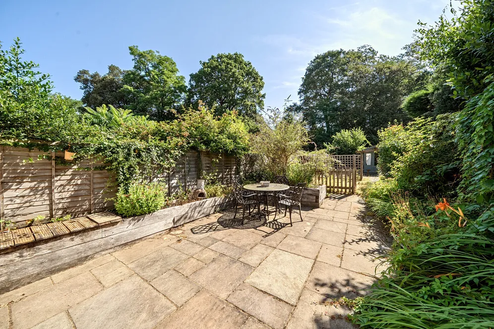 Field Place, Liphook, GU30 photo 2