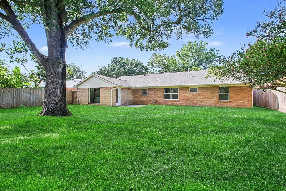 5443 Redstart St, Houston, TX 77096