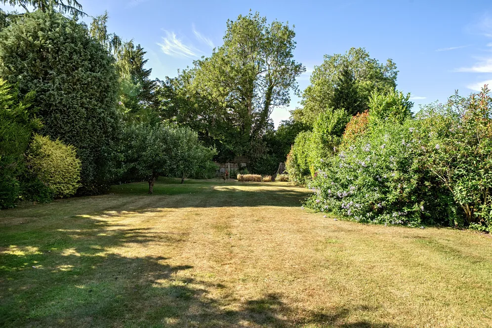 Sandlands Grove, Walton-On-The-Hill, KT20 photo 3