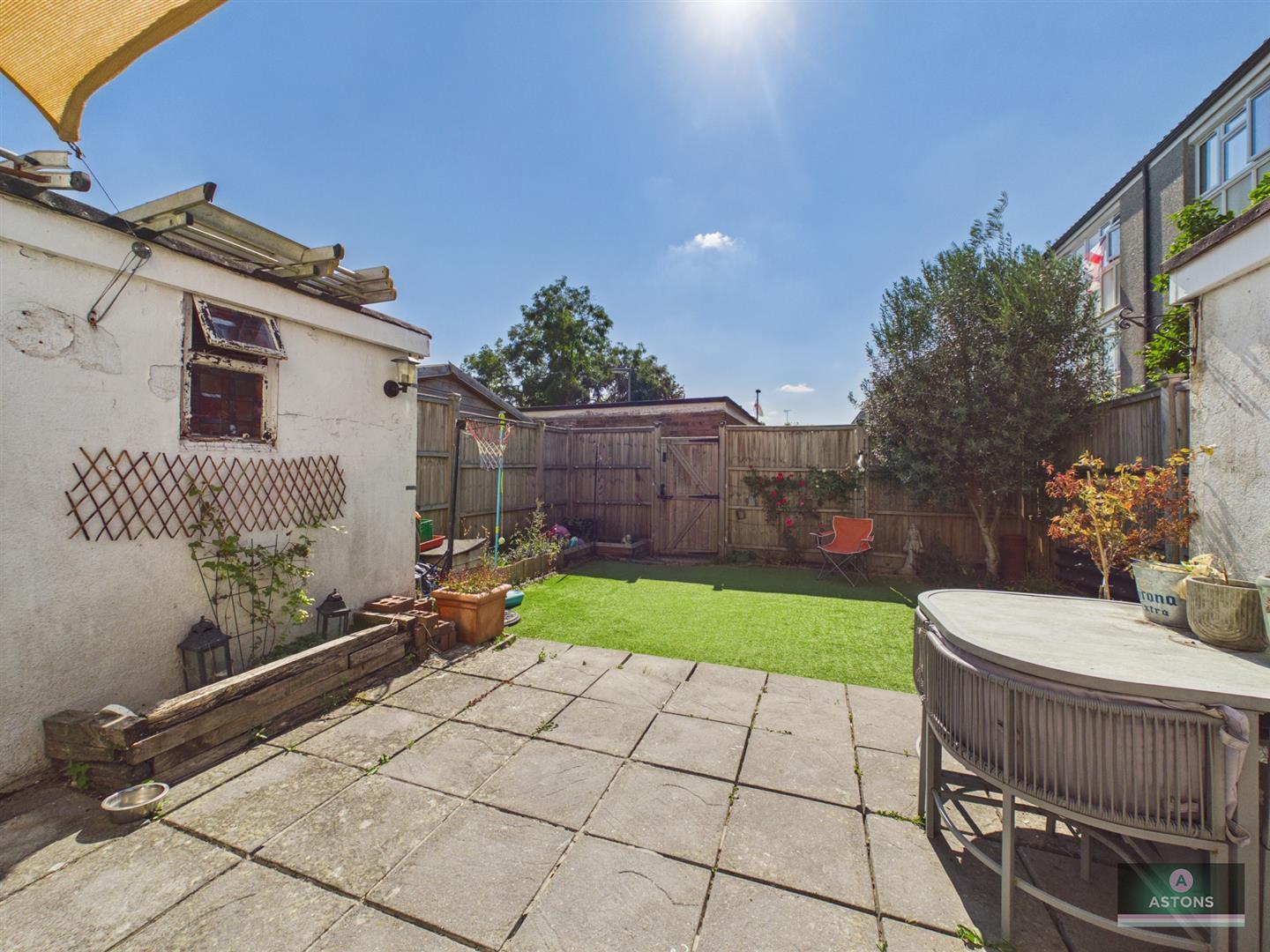 Hawkhurst Walk, Crawley Image 13
