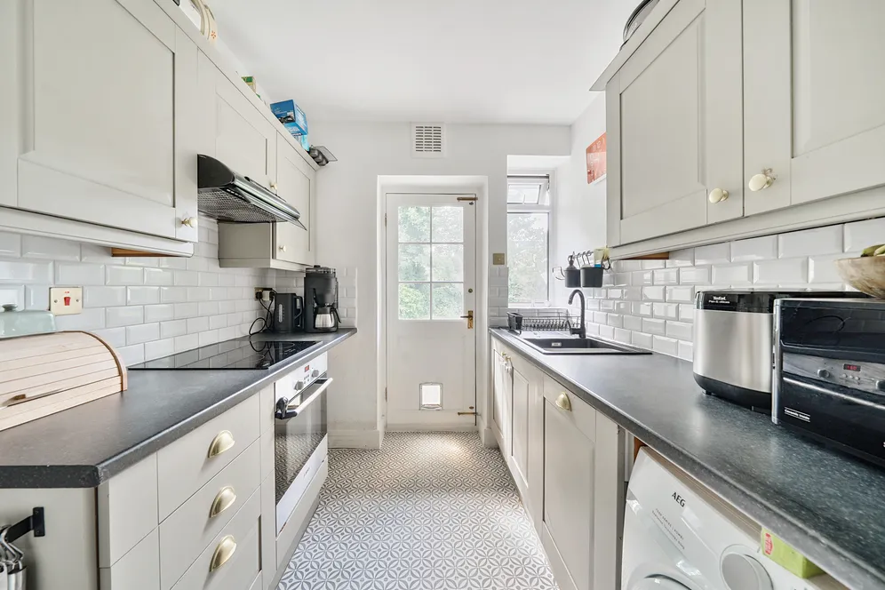 Warwick Road, London, N11 photo 2