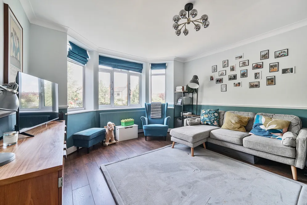 Warwick Road, London, N11 photo 4