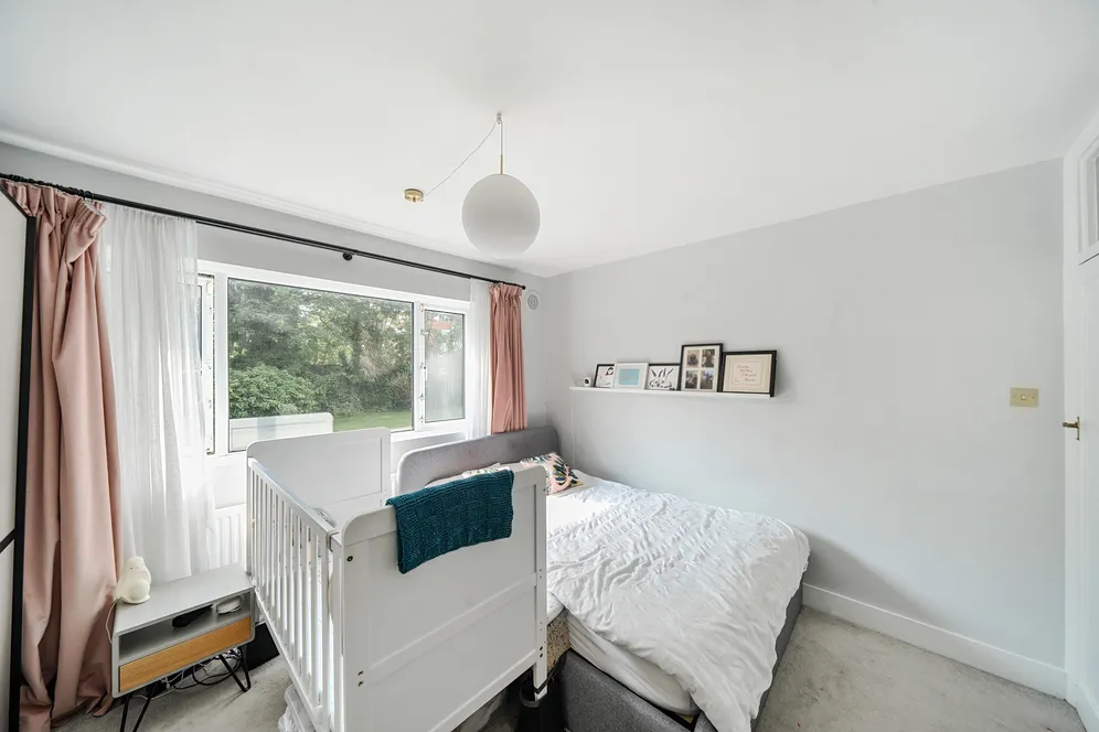 Warwick Road, London, N11 photo 9