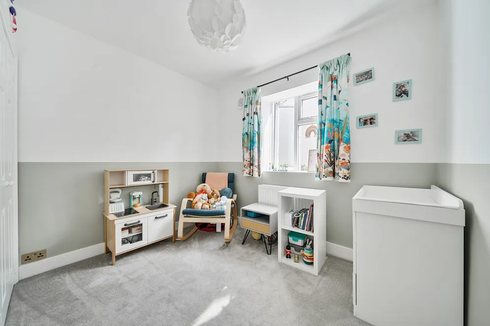 Warwick Road, London, N11 photo 11