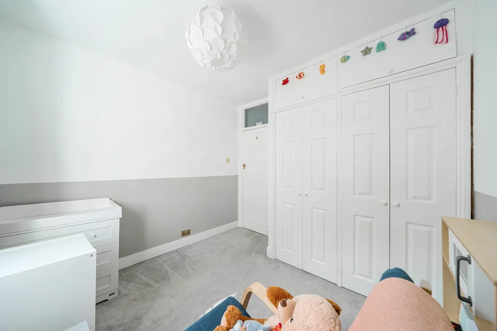 Warwick Road, London, N11 photo 12