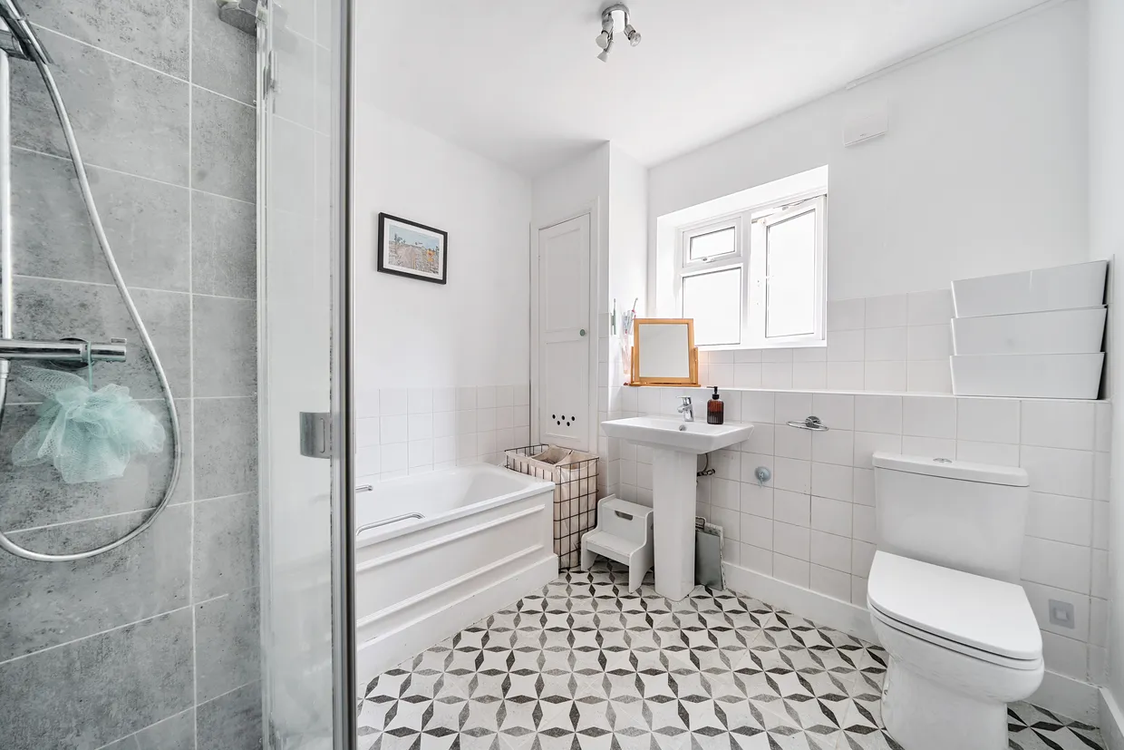 Warwick Road, London, N11 photo 13
