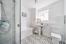 Warwick Road, London, N11 photo 13