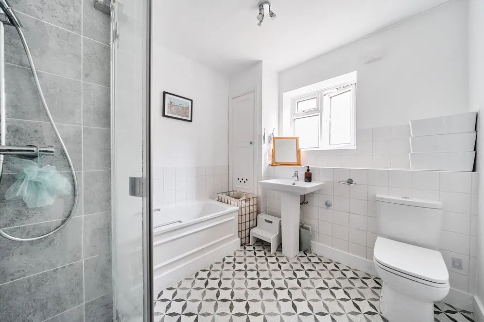 Warwick Road, London, N11 photo 13