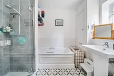 Warwick Road, London, N11 photo 14