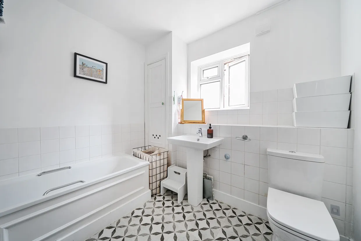 Warwick Road, London, N11 photo 15