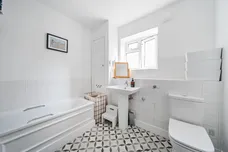 Warwick Road, London, N11 photo 15