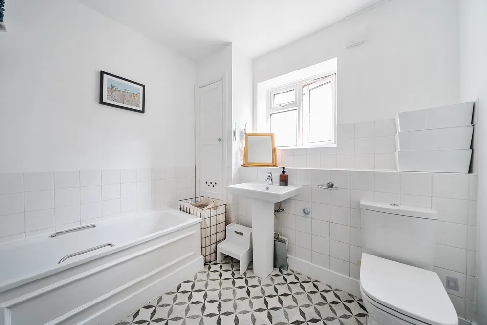 Warwick Road, London, N11 photo 15