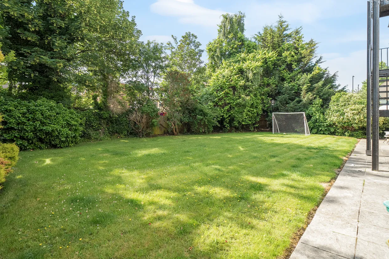 Warwick Road, London, N11 photo 17