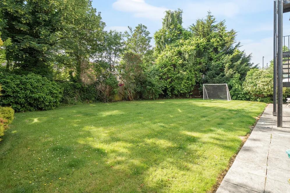 Warwick Road, London, N11 photo 17