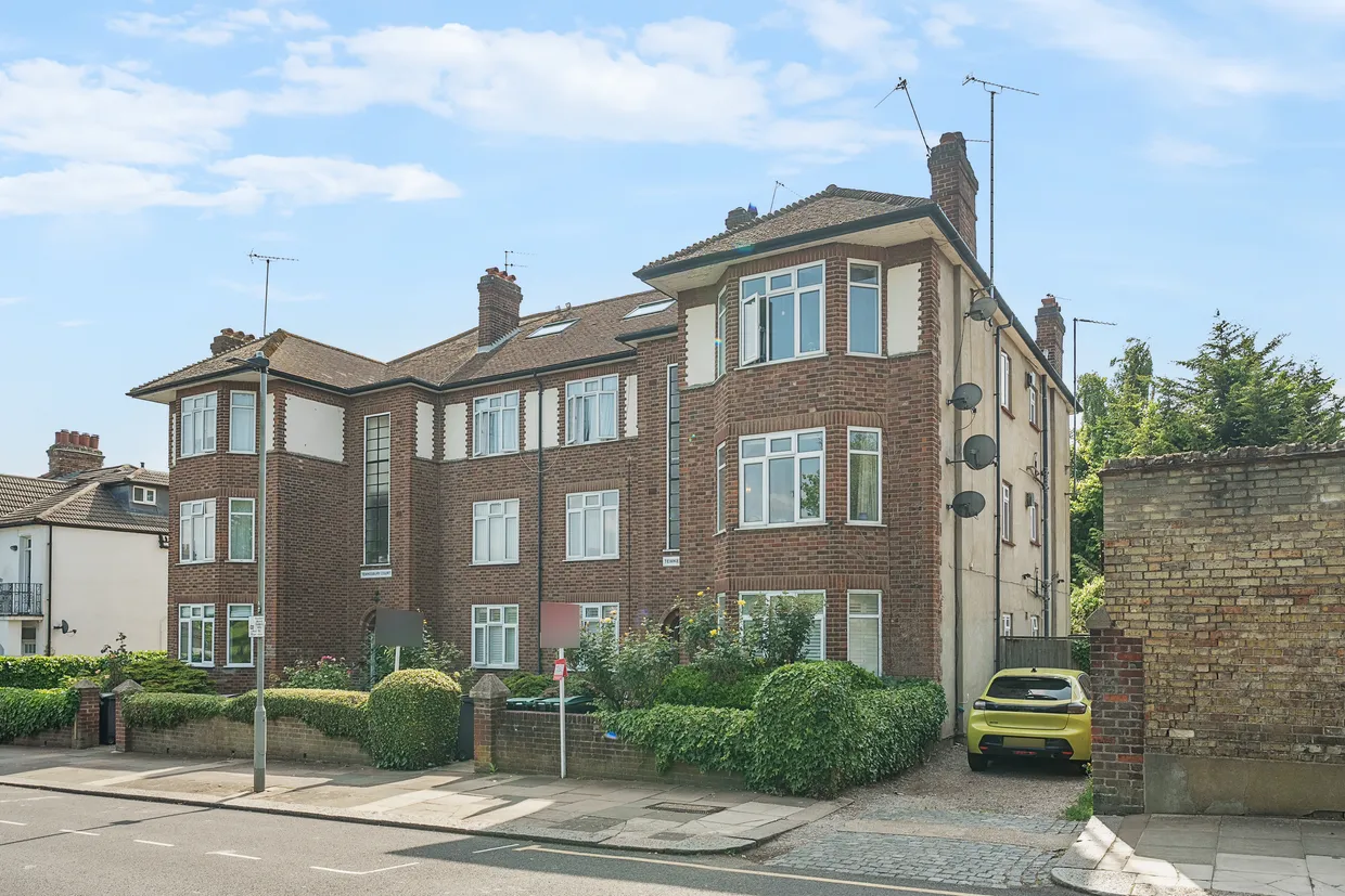 Warwick Road, London, N11 photo 19