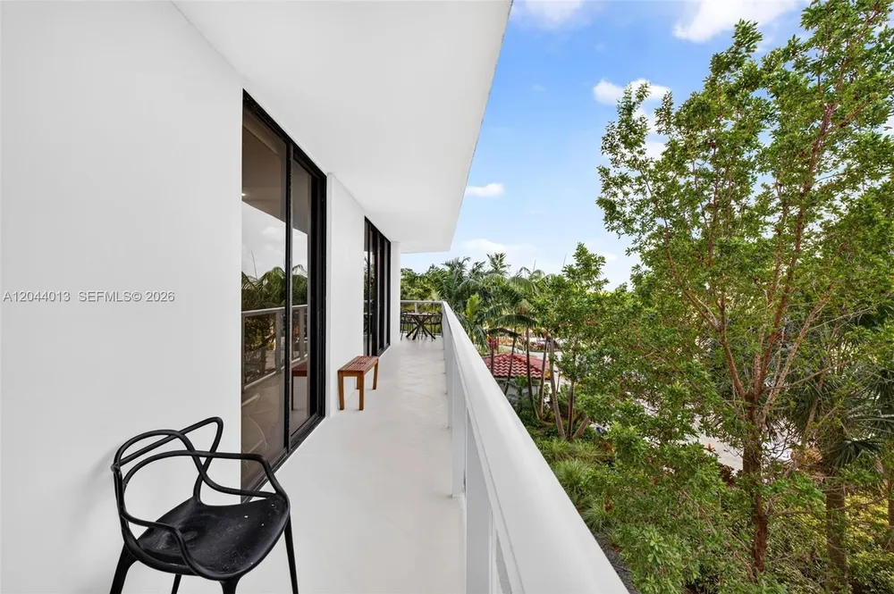 20281 E Country Club Dr, Aventura, FL 33180