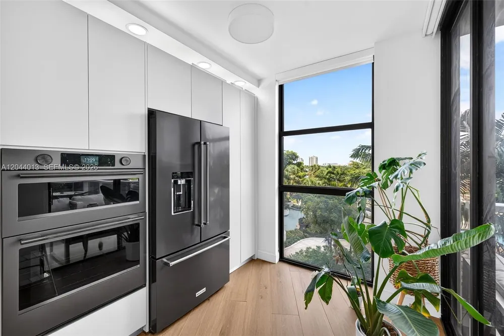 20281 E Country Club Dr, Aventura, FL 33180