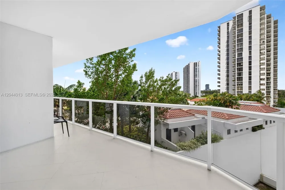 20281 E Country Club Dr, Aventura, FL 33180