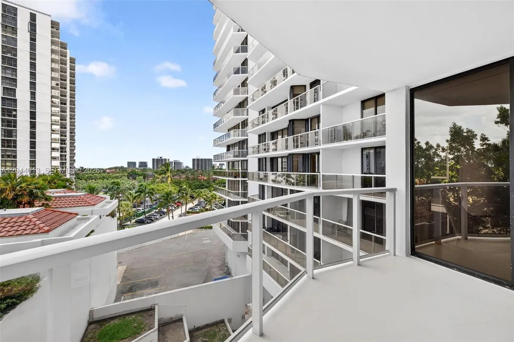 20281 E Country Club Dr, Aventura, FL 33180