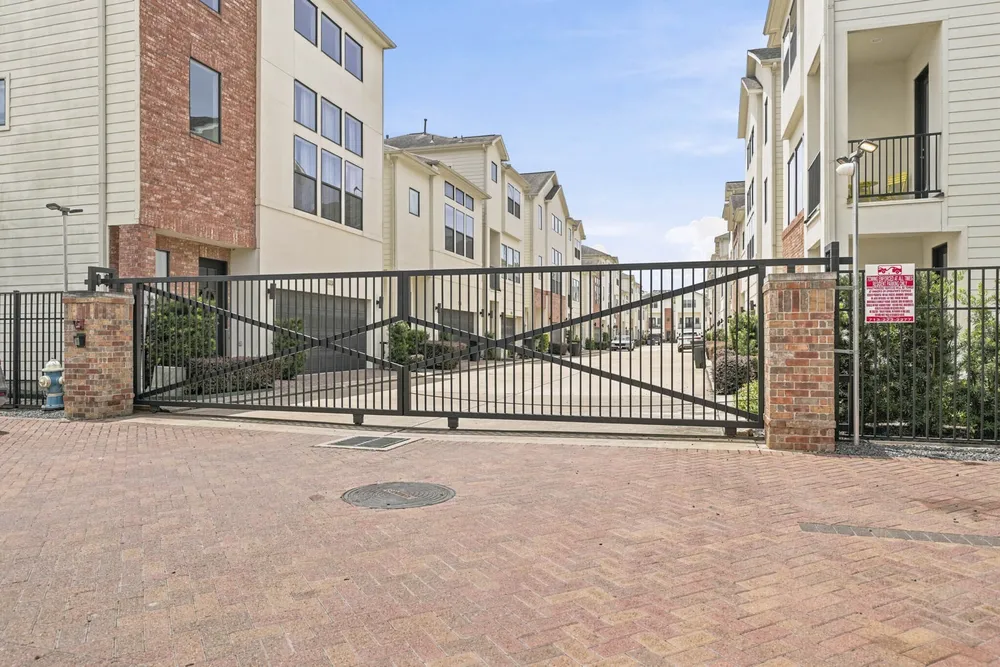 1022 Green Kensington Dr, Houston, TX 77008
