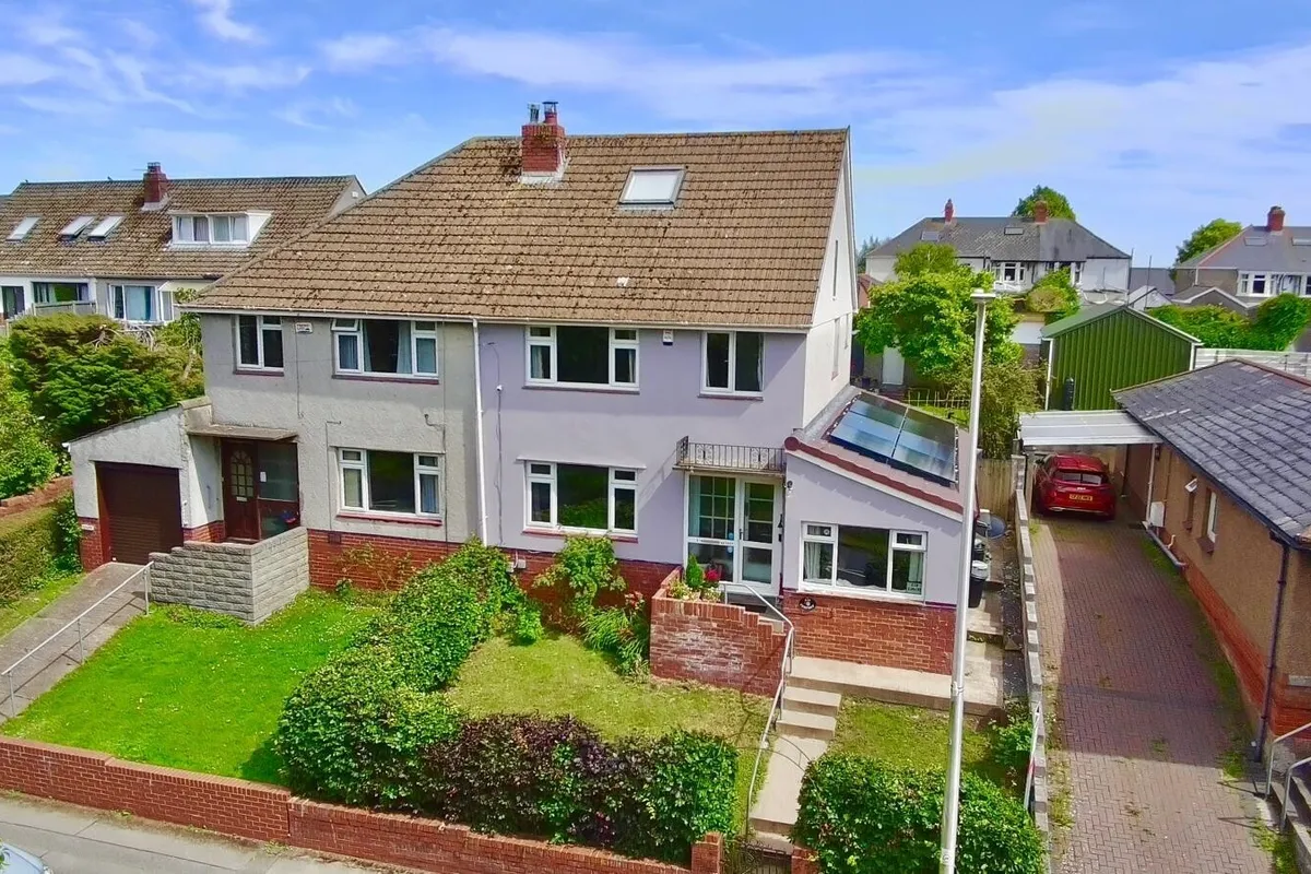 Claude Road West, Barry