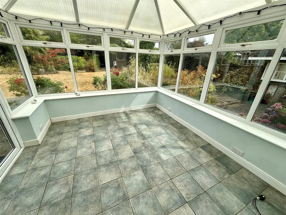 Property carousel item 6